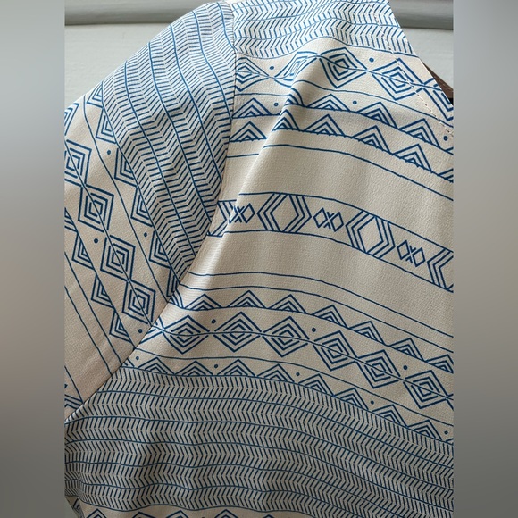 LAILA & SAVANNAH 100% Silk Flyaway Back Blouse - Picture 3 of 6